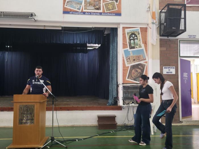 εδ΄ώ οι μαθήτριες κάνουν ερωτήσεις στον πρωταθλητής μας και αυτός τις απαντάει με χαμόγελο